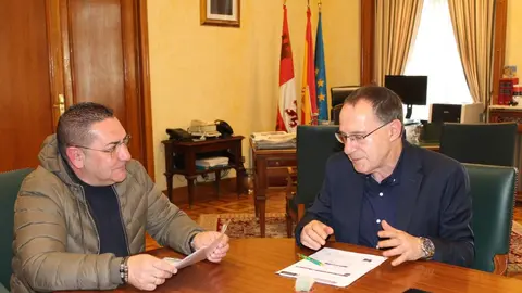 El subdelegado del Gobierno en Zamora, Ángel Blanco, durante el encuentro con Jesús Fernández, alcalde pedáneo de Mózar de Valverde, entidad local menor perteneciente al municipio de Villanázar