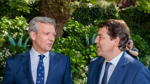 Alfonso Rueda y Alfonso Fernández Mañueco durante la toma de posesión como nuevo presidente de la Xunta. Fotografía: Twitter @alferma