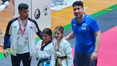 Martina Gago (cinturón naranja verde) posa con su presea de plata