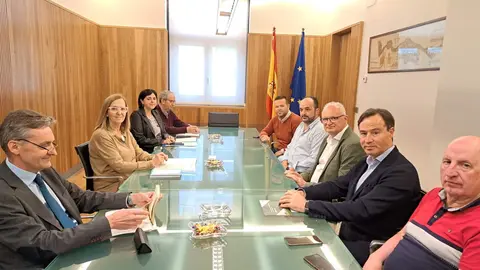 La presidenta del Organismo, María Jesús Lafuente, se ha reunido hoy con el alcalde de Fresno de la Polvorosa (Zamora), responsables de Ferduero y representantes de la CUAS Órbigo-Eria