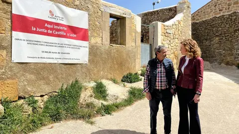La directora general de Vivienda, Arquitectura, Ordenación del Territorio y Urbanismo, María Pardo, durante la visita a las obras de las viviendas afectadas por los incendios de 2022 en la provincia de Burgos