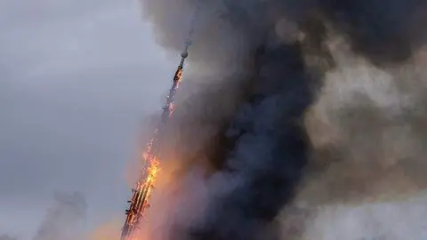 El histórico edificio de la bolsa de Copenhague, pasto de las llamas. Fotografía: Ida Marie Odgaard/Ritzau Scanpix