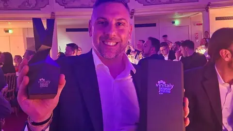 Enrico, de la empresa italiana fabricante del ron Elección, con el trofeo Black en la gala de los premios Vinitaly