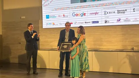 Isaías Lafuente recibe el premio Luis María Rivas de la directora de PaCO Magazine, Aída Acitores y Candela Rivas vía Palenciaenlared.es