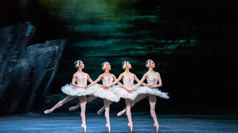 A scene from Swan Lake by The Royal Ballet @ ROH.
(Opening 13-05-2022)
©Tristram Kenton 05-22
(3 Raveley Street, LONDON NW5 2HX TEL 0207 267 5550  Mob 07973 617 355)email: tristram@tristramkenton.com