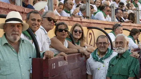 El ciruJnano Enrique Crespo junto al equipo médico en la plaza de toros de Huesca de 2023. Fotografía: CEDIDA
