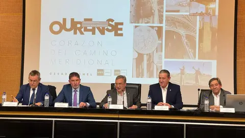El presidente de la Diputación de Zamora, Javier Faúndez, el presidente de la Diputación Provincial de Ourense, D. Luis Menor Pérez  y el Ilmo. Sr. Presidente de la Excma. Diputación Provincial de Zamora, D. Javier Faúndez Domínguez. Director del Centro de la UNED de Ourense, D.  Jesús Manuel García Díaz y el Director del Centro de la UNED de Zamora, D. Antonio Rodríguez González, en la clausura del ciclo de conferencias sobre el Camino Mozárabe. Fotografía: Diputación de Zamora