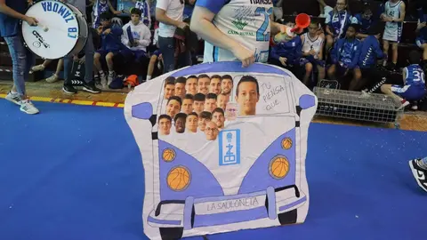 El azul inunda el Ángel Nieto en la épica batalla por el ascenso