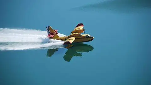 Avión anfibio realizando tareas de extinción de incendios. Fotografía: Moncloa