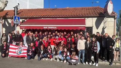 Los aficionados con la plantilla del equipo. Fotografía CEDIDA