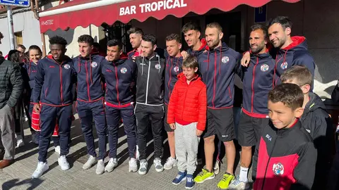 Los aficionados con la plantilla del equipo. Fotografía CEDIDA