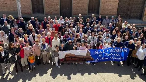 los vecinos de Villalpando en una manifestación para salvar su última iglesia histórica. IMAGEN DIÓCESIS