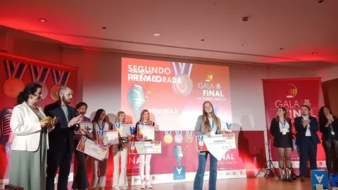 Sofía Arruti con el diploma acreditativo de subcampeonas del Torneo de oratoria Impacta en su fase nacional.