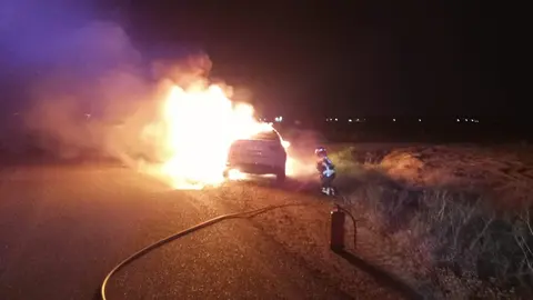 vehículo ardiendo en la provincia de Zamora. IMAGEN DIUTACIÓN