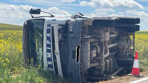hormigonera volcada. IMAGEN CEDIDA TOMÁS MARTÍN MASERO