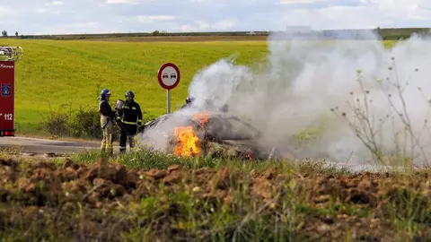 coche ardiendo en la ZA602 .IMAGEN CEDIDA M.T.G