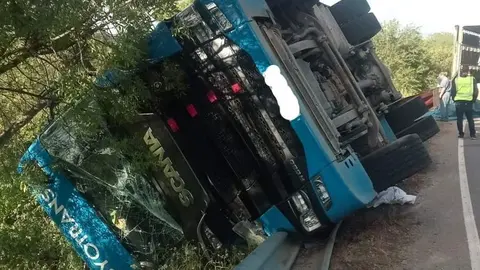 Camión volcado en la carretera ZA-P-1102, cerca de Granja Florencia. Fotografía: Diputación de Zamora