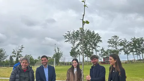 Plantación intergeneracional organizada en Villalpando dentro de la campaña 'Un árbol por Europa'. Fotografía: Diputación de Zamora