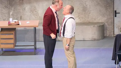 Javier Gutiérrez y Luis Bermejo en "El traje" interpretado en el Teatro Principal. Fotografía: Teatro Principal