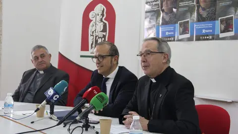 El obispo de Zamora, Fernando Valera, el ecónomo diocesano, José Manuel Chillón y el vicario general, César Salvador Gallego, durante la presentación de la campaña “X tantos”