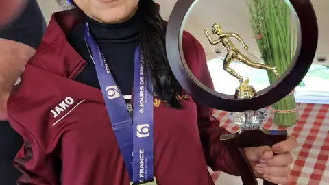 Mª Jose Tomaz Daquino con el trofeo que le acredita vencedora de lpos 6 dias de Francia