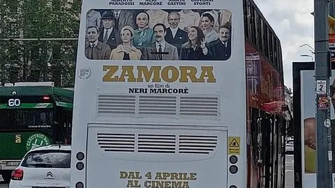Autobús serigrafiado con la película italiana "Zamora"