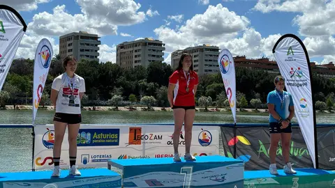Ainnare García, del Club San Gregorio Club Piragua Ciudad de Zamora, se alza subcampeona de España de piragüismo. Fotografía: CEDIDA