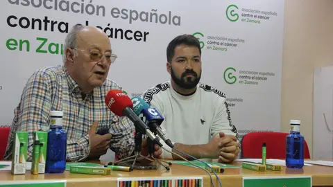 El presidente de la AECC en Zamora, Alfonso Fernández Prieto y el psicólogo, Rubén Sánchez, durante la presentación de las actividades entorno al Día Mundial sin Tabaco