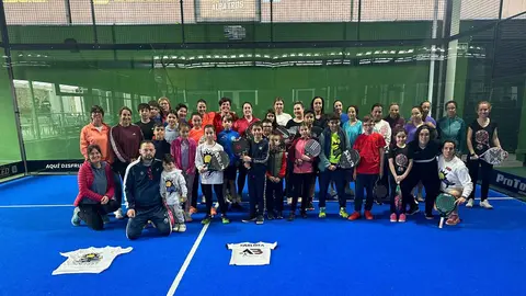Concentración de padres e hijos realizada por la escuela ABP( Adrián Ballesteros) de pádel. Fotografía: CEDIDA