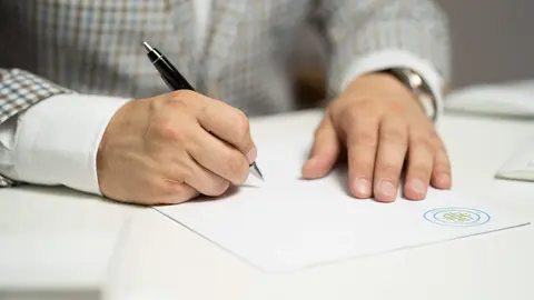 persona escribiendo escritor