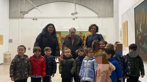 Alumnos de Infantil del colegio Medalla Milagrosa junto a Antonio Pedrero. Fotografía del centro