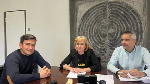 Delegada Territorial de la Junta de Castilla y León, Leticia García Sánchez, y el Alcalde de Otero de Bodas, Adrián Quirogas Blanco