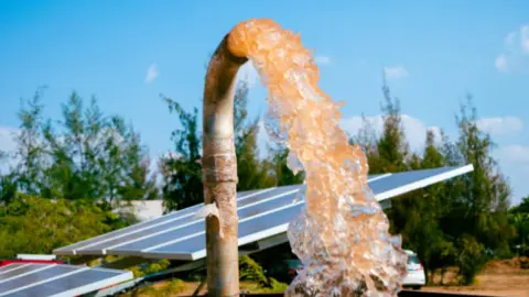 Agua subterránea bombeada mediante energía solar para el riego
