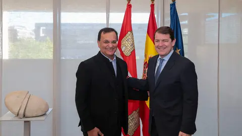 El presidente de la Junta con el embajador de La India