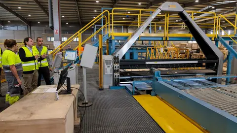 Mañueco durante su visita a la planta Tableros Losán en Villabrázaro