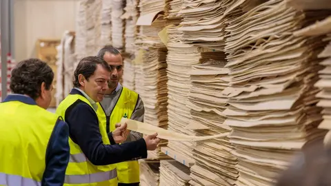 Mañueco durante su visita a la planta Tableros Losán en Villabrázaro