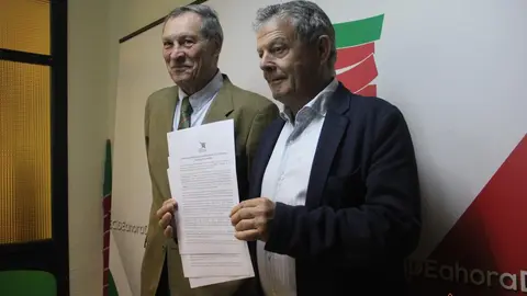 El portavoz de Ahora Decide, Manuel Fuentes, y el alcalde de Villanueeva del Campo, Felipe Blanco