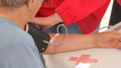 Una zamorana se hace la prueba de la tensi&oacute;n en el D&iacute;a de la Banderita de Cruz Roja