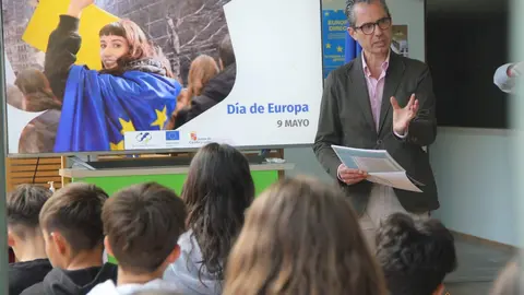 Actividades realizadas por la Fundación Europe Direct y la Junta con alumnos del Satísima Trinidad por el Día de Europa