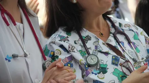 Fotografía de archivo batas de médicos y del área de Pediatría del Virgen de la Concha