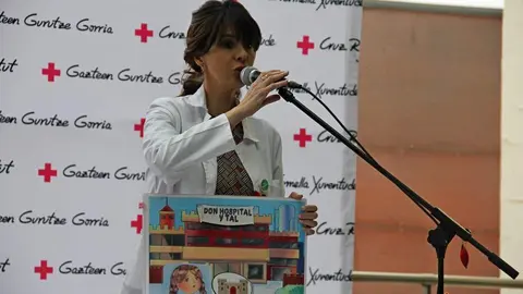 Cristina Lázaro, enfermera en el hospital Virgen de la Concha, durante la sesión de cuentacuentos con motivo del Día del Niño Hospitalizado