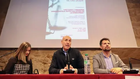 El secretario general del PSOECyL participa en una charla coloquio sobre Memoria Democrática en León. Fotografía: PSOECYL