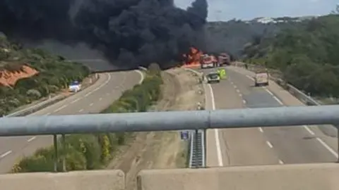 Incendio de un camión en la Autovía A-52