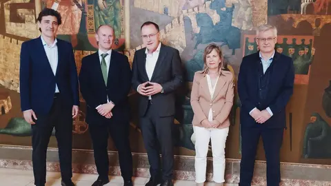 El subdelegado del Gobierno y representantes de Iberdrola