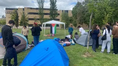 Primeros estudiantes acampando en uno de los campus de la USAL. Fotografía: Vanesa Martins para SALAMANCARTV AL DÍA