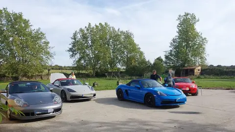 Algunos de los coches participantes en la Etapa 1 de la Edición Hispano Ruta de Roadster Sport Club. Fotografía: Balneario de Almeida