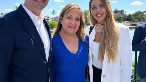 Carlos Rodríguez, junto a Iratxe García y Claudia Alba
