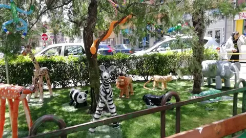 Zoo realizado con elementos reciclados realizado por la Asociación de Vecinos "Zona Tres Cruces"