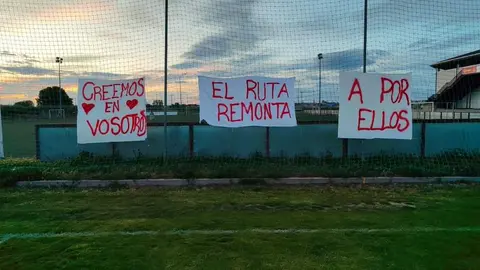Los mensaje de ánimo que inundan los campos anexos al Ruta de la Plata