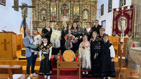 Santibáñez de Tera celebra la novena a San Tirso con el cántico de sus mozas